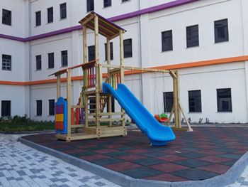 Renkli çatılı salıncaklı oyun grubu